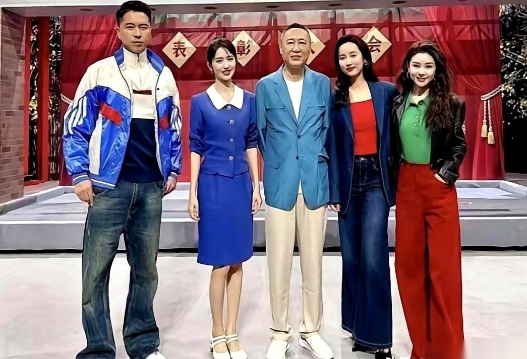 要不是因为这合影里有他，我真以为是哪个单位领导下来视察工作，顺便跟女员工们合个影