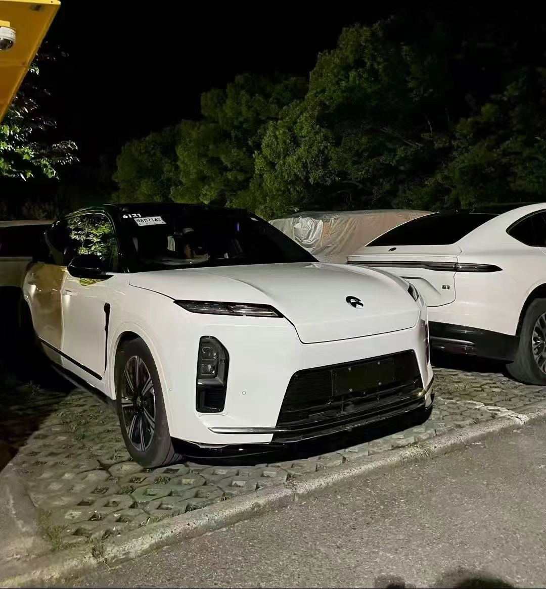 蔚来ES8的白色前脸真的很丑，建议大家选深色，深色挺好看的。​​​