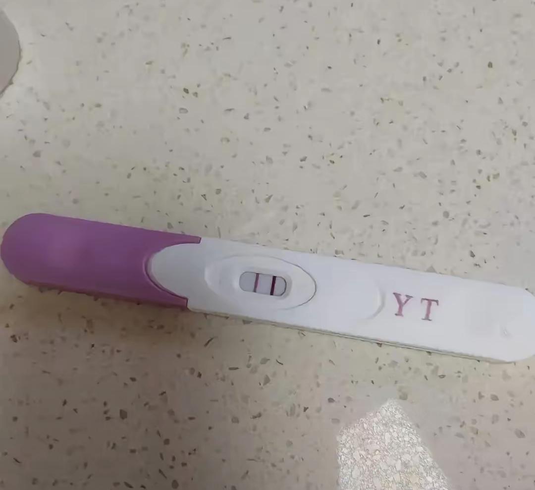 43岁那年我给小17岁的男友生了娃，三年后我抱着娃把他的东西全扔出家门。我这