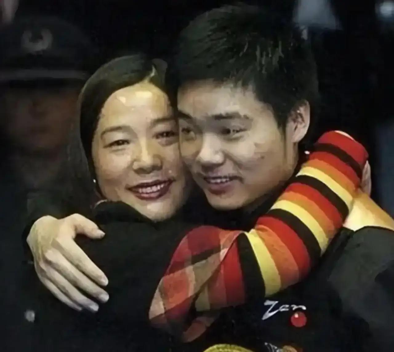 虎母无犬子，怪不得吴宜泽夺得冠军，原来他妈妈年轻时候也很漂亮看到吴宜泽妈妈年轻