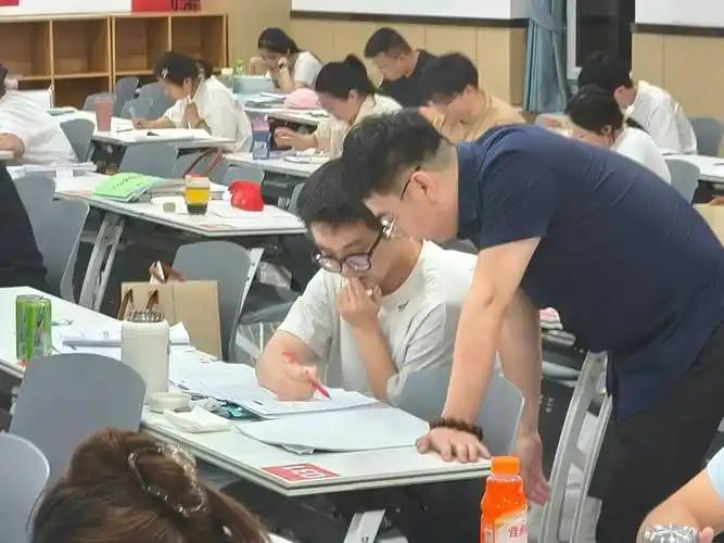 普通人就业安家，体制强度越低的城市越有利。现在考公热席卷全国，不管是想进体制