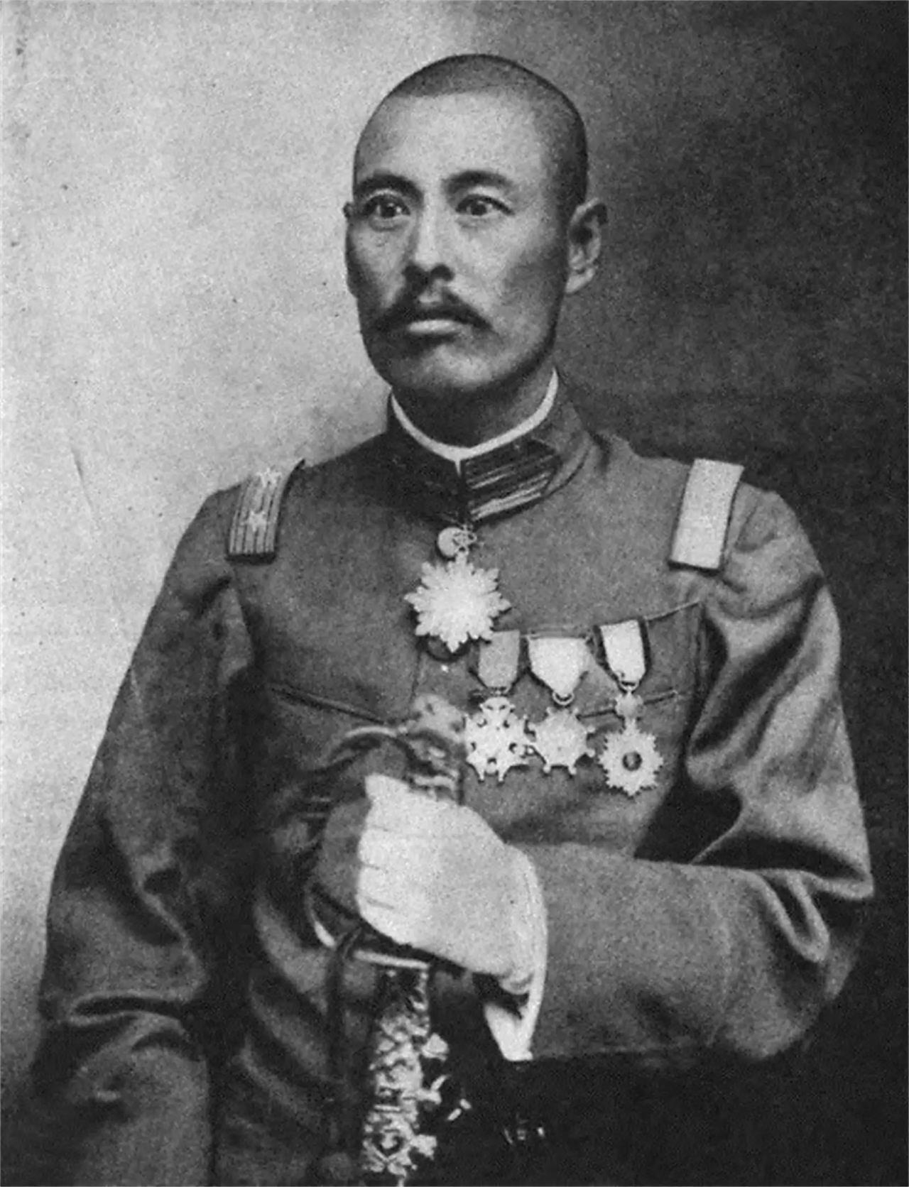 吴佩孚兵败之后一无所有，晚年日本人三番五次来拉拢他，他一次都没答应。1924