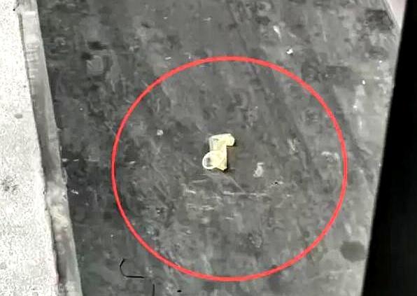 早上开窗时，二楼阳台的地砖上黏着一抹白，恶心的不止是味道。杭州一对热恋男女，夜