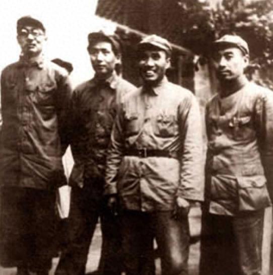 1937年红34师唯一幸存团长到延安，毛主席“责怪”：怎么不来看我“哨兵同志，