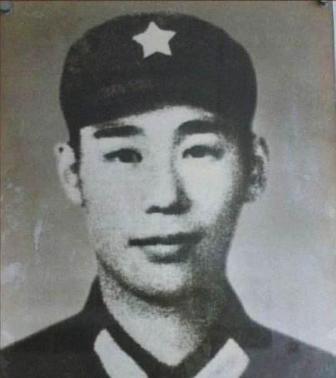 1979年2月，姜利民摸到了越军阵地，越军没有发现他，谁知他突然打开手电筒，越军