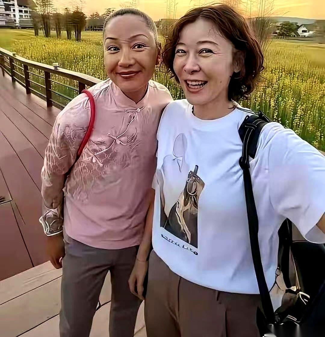 最近，53岁的柯蓝和54岁的瞿颖，把一堆在泰国游玩的随手拍直接扔到了网上。没磨