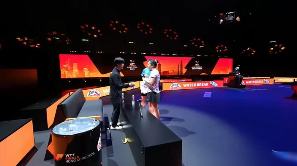 雨果彻底无语了，​只要高桥发球，​林钟勋就会反手拧拉得分，​高桥这超