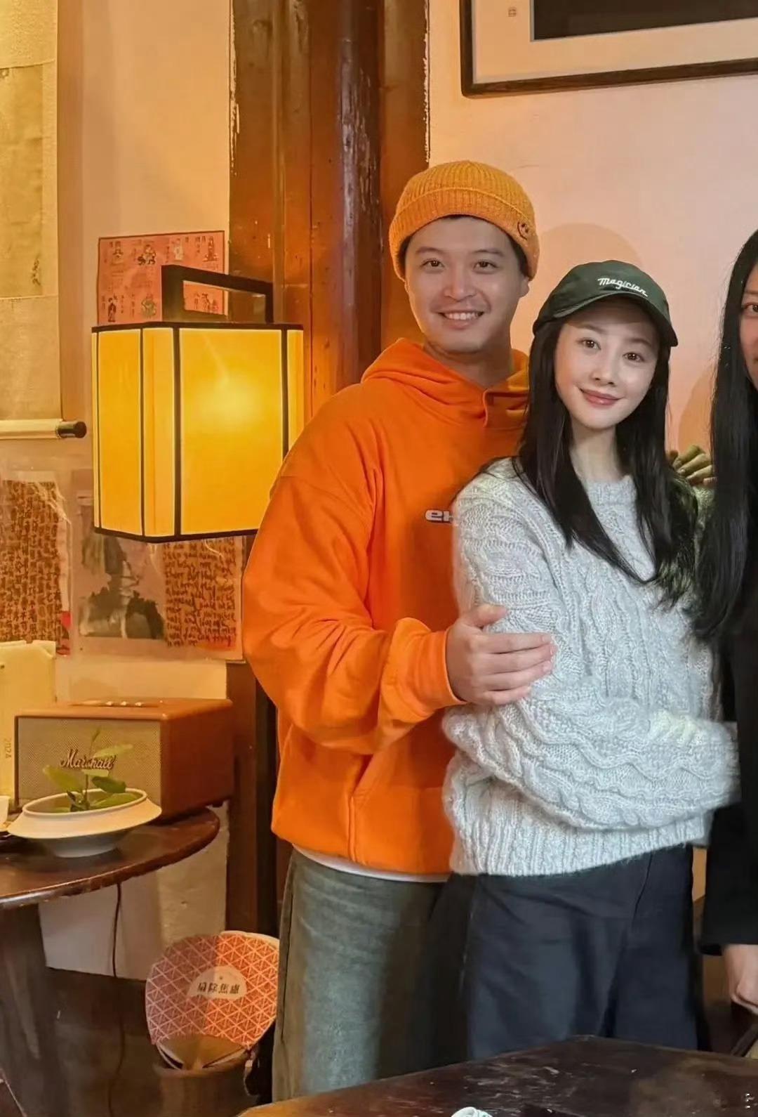 马頔李纯牵手散步真的是稳稳的幸福了​​​