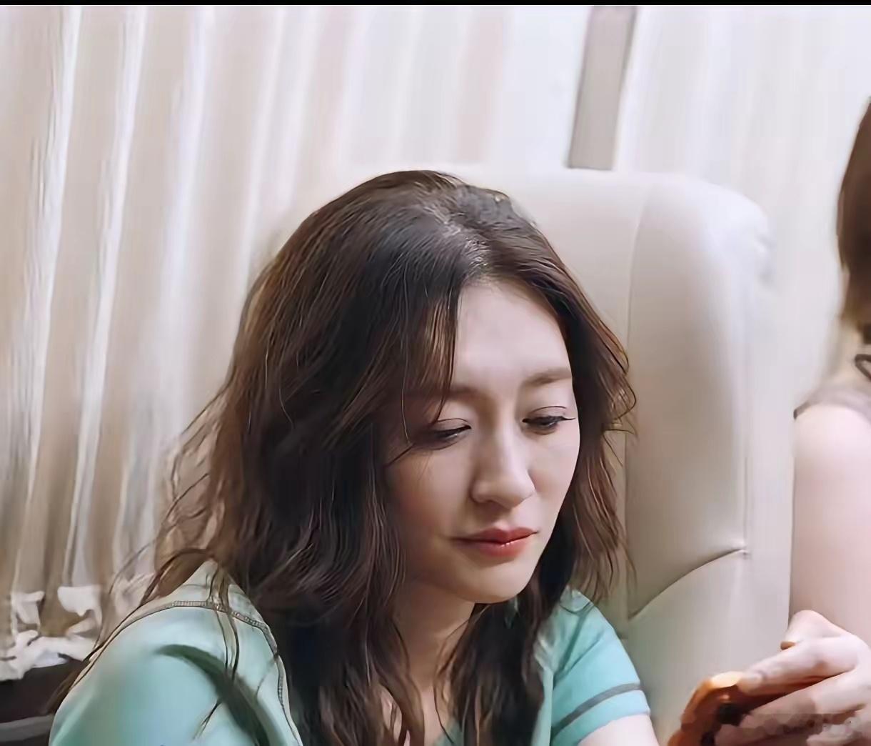 看了李小冉的这组照片我突然意识到我以前做了很多无用功，不信你们看看，李小冉的发缝也很大，她也掉发。​