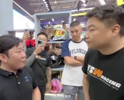 还记得去年摩博会，王铸指着张雪鼻子吼：“你专业还是我专业？”张雪耐着性子问诉求，
