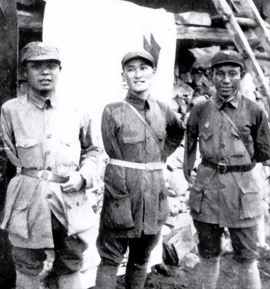 1955年9月，解放军495仓库管理员苏鲁正在检查仓库湿度，突然收到一份命令，令