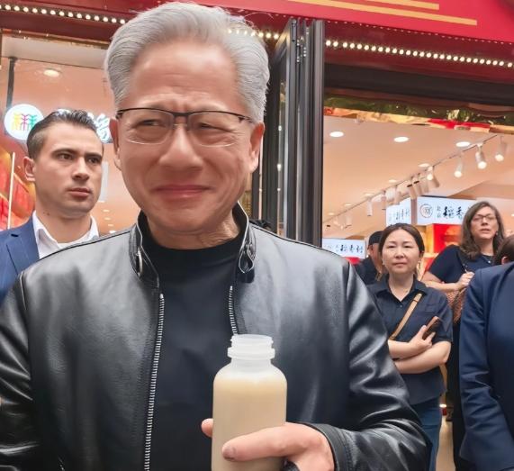 赖岳谦这句话，把黄仁勋的老底揭穿了！英伟达长公主黄敏珊低调现身北京机器人大会，真