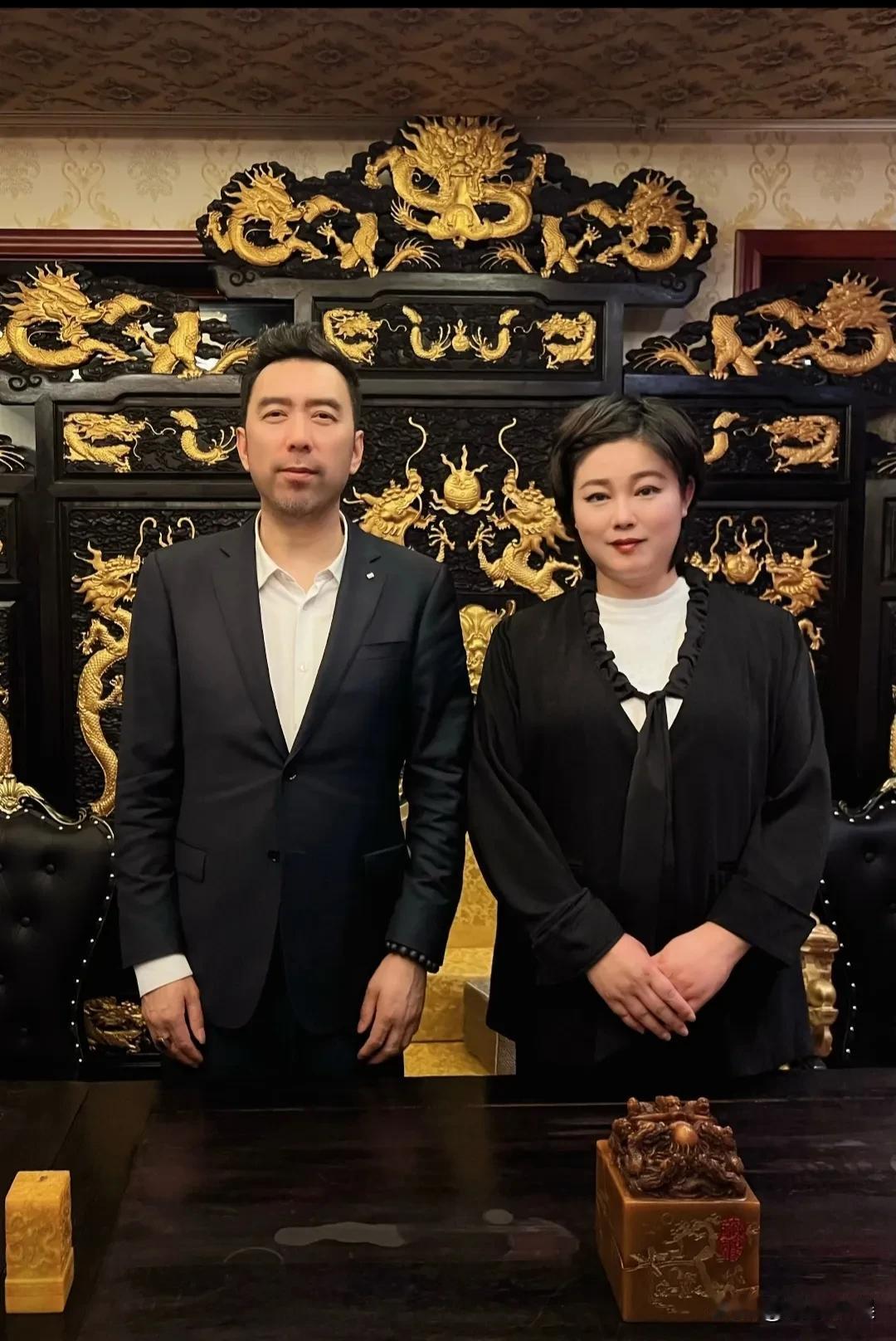 演员于娜，晒出近照，减肥初步取得成效，已经瘦了不少。她留着一头短发穿着一件黑色