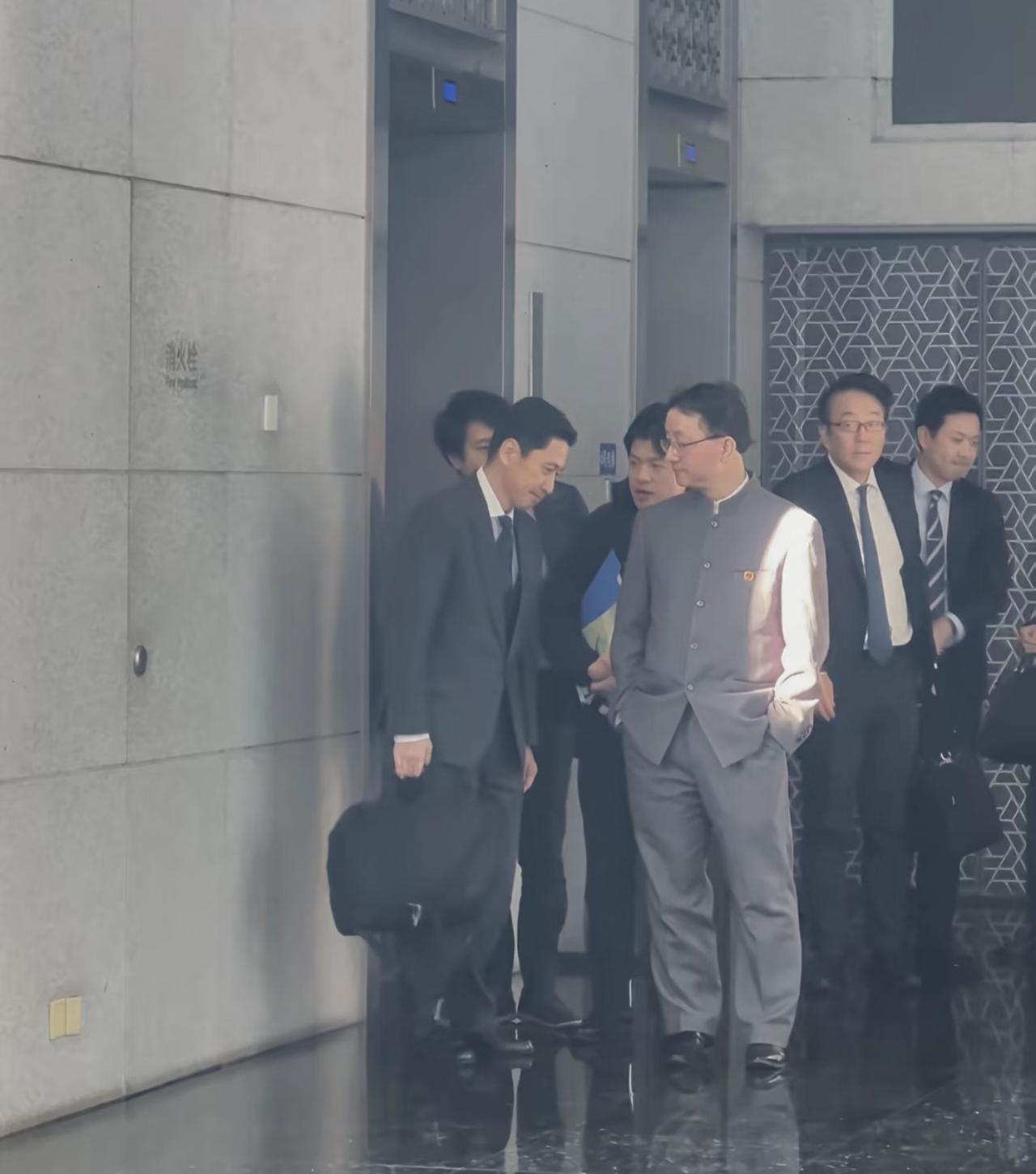 近日我国外交官员与日方代表举行会谈，展现了中方在外交场合的庄重从容。中方代表身着