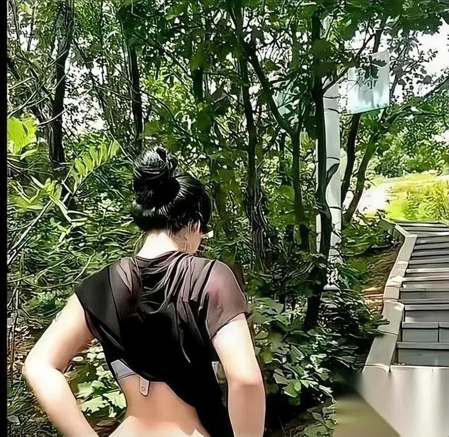 “爬山？”她笑。下一秒镜头对准陌生小哥哥。山道成秀场，冲锋衣当滤镜，海拔涨得慢，