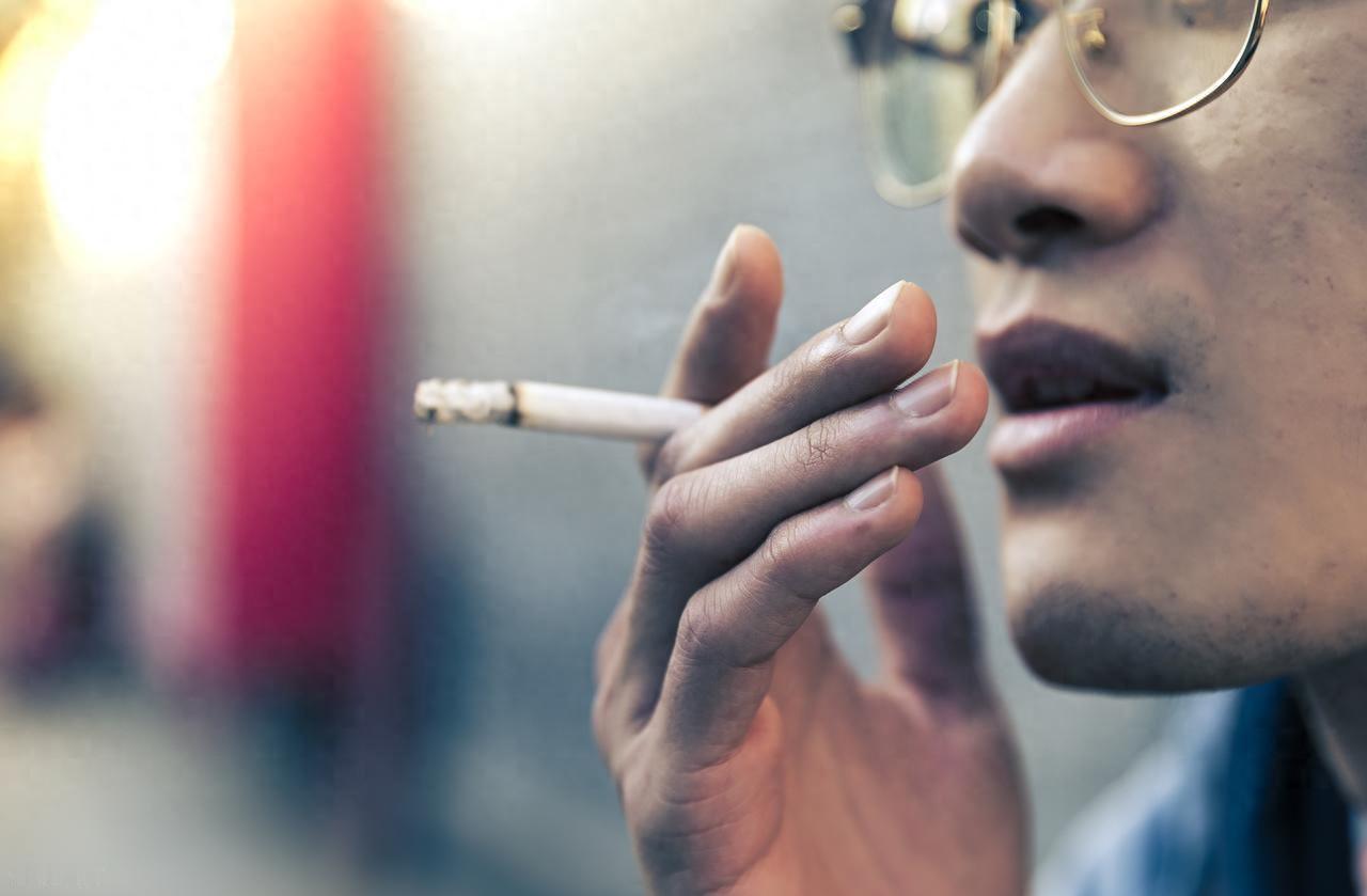 慢阻肺高发，二手烟是“帮凶”？医生：忽视3件事，肺功能易恶化慢阻肺的全称叫慢