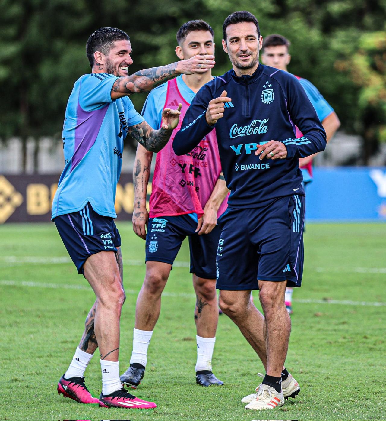 德保镖悬了，斯卡洛尼发出警告！周五，斯卡洛尼对球员们说：‘好了，伙计们，蜜月