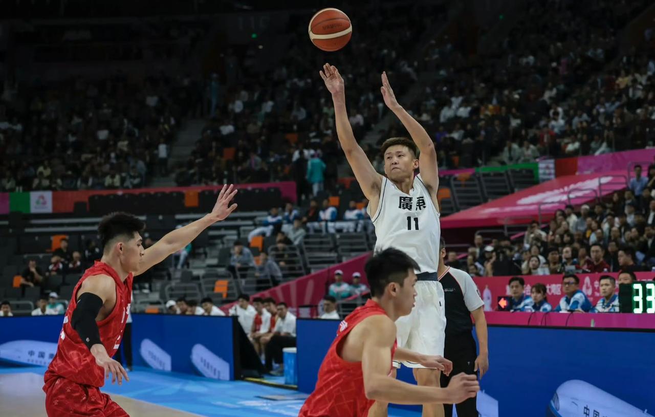 连广东球迷都忍受不了周鹏球场恶汉的行为了！周鹏真是成了老球痞了，和李翔波抢篮