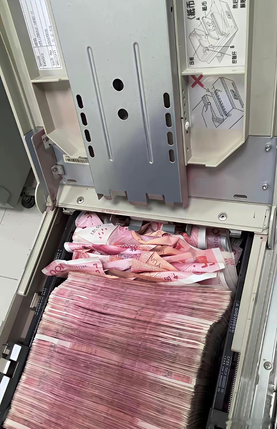 银行人崩溃的瞬间。​​​