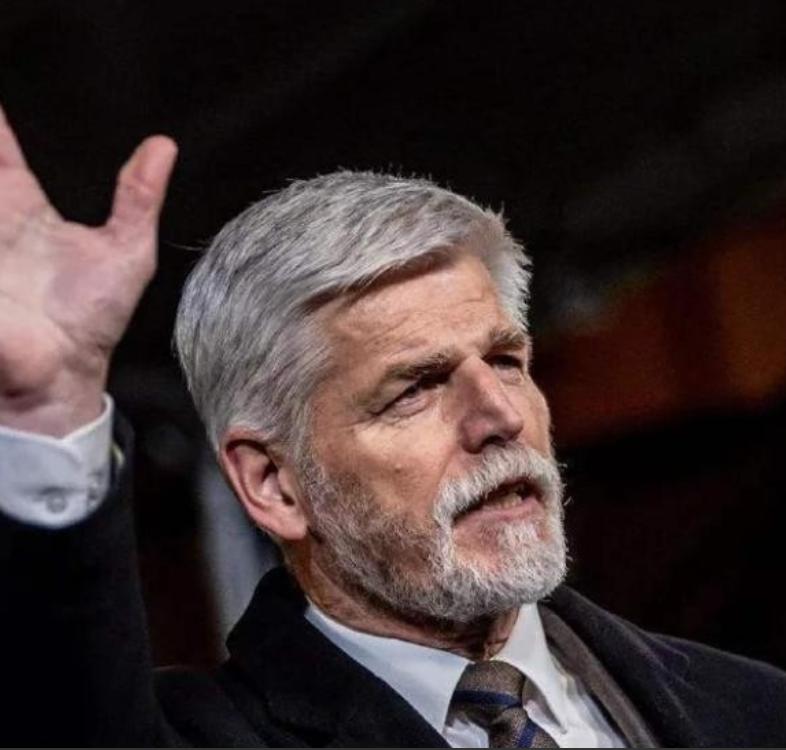 捷克总统帕维尔一句“断交”，直接把中捷十年的合作账本撕成废纸，这哪是外交操作，分