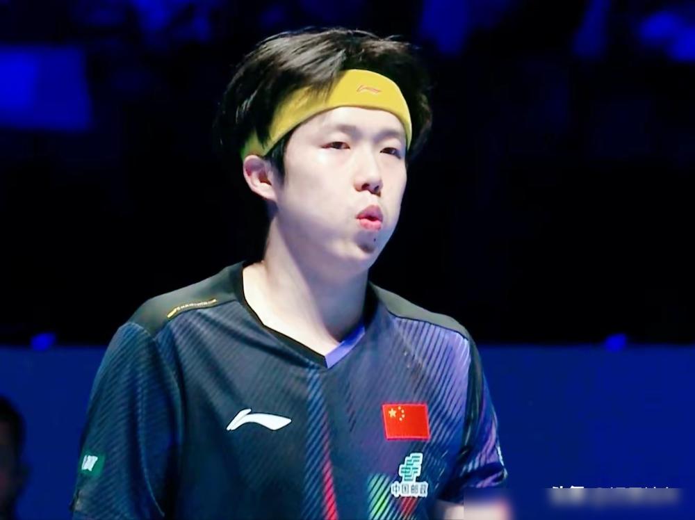 别再心疼王楚钦了。你看到的1：3绝境，不过是国乒递给他的一份压力测试。而且是