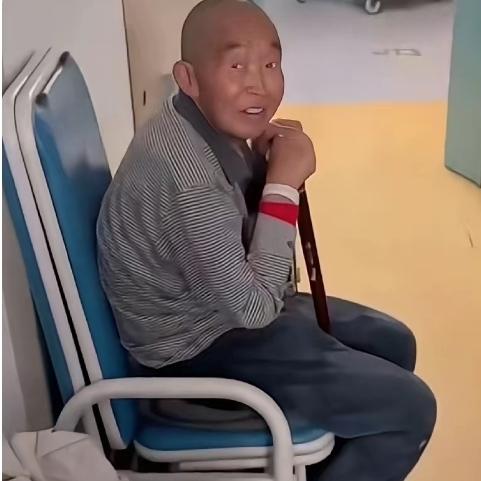 这一幕，简直是医院里最治愈的“特效药”，看得人心里暖烘烘的！在这个快节奏、压