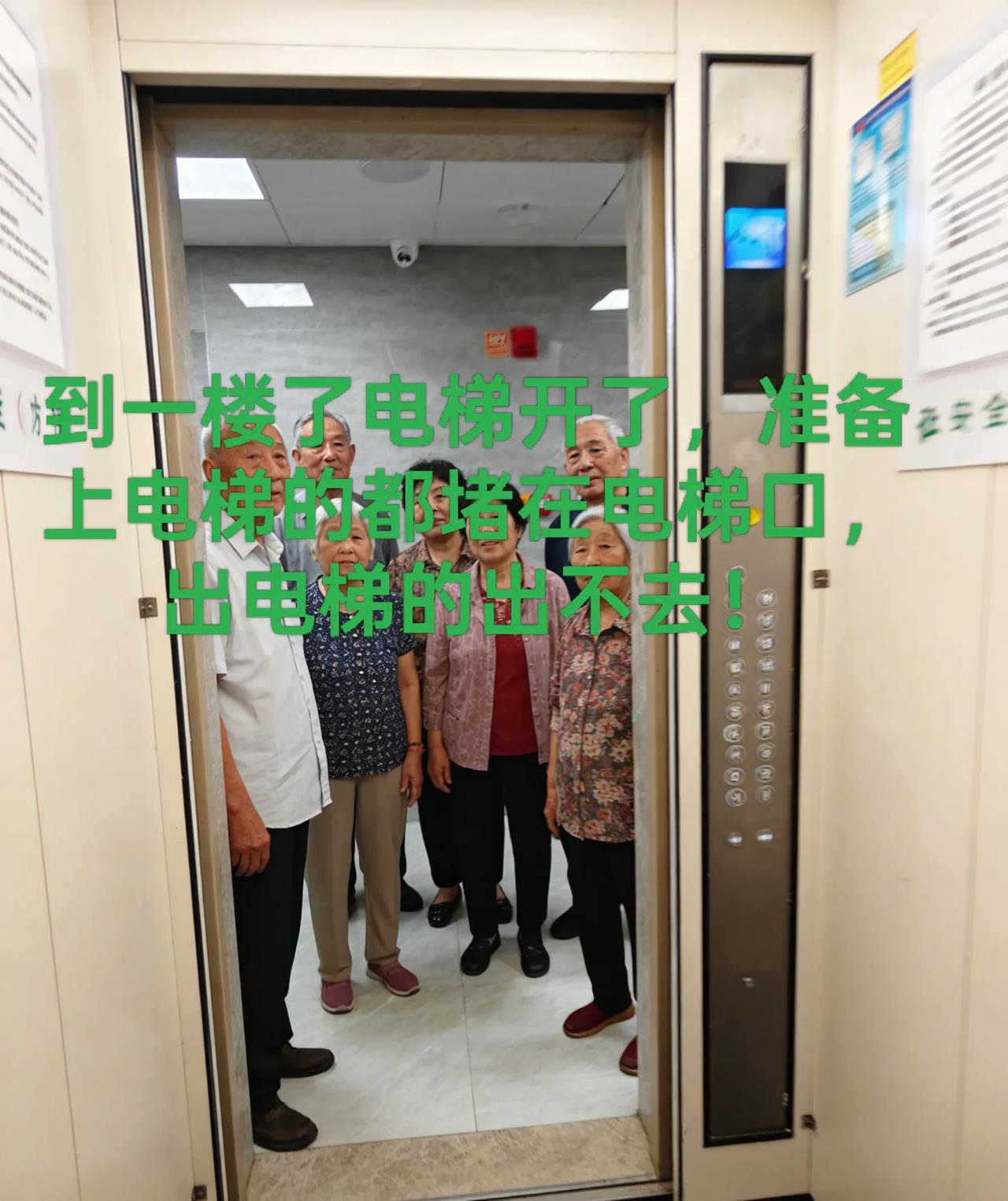 我在西双版纳景洪旅居的这个小区，这栋楼，有两部电梯，楼里住的都是外地人，有自己房