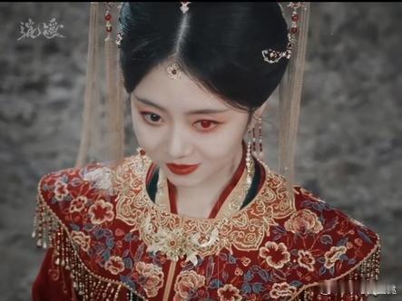 谭松韵别演了我害怕红衣造型惊艳，笑意不达眼底，那股子狠劲扑面而来，谭松韵的黑化