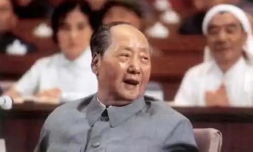 1981年，有人想动手否定毛主席，胡乔木提出不再称“毛主席”，改叫“毛泽东”，但
