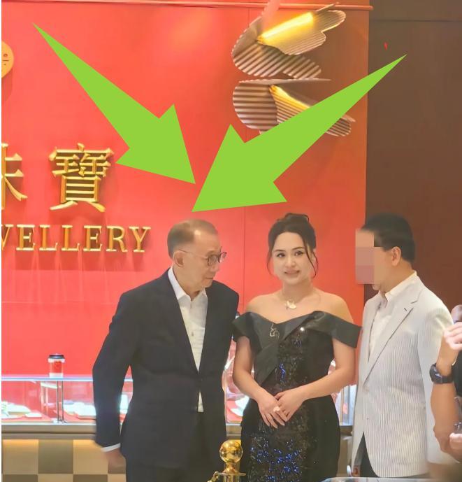 老板杨受成也来到了杭州，不知道是陪阿娇做商业活动还是来支持谢霆锋演唱会的，感觉
