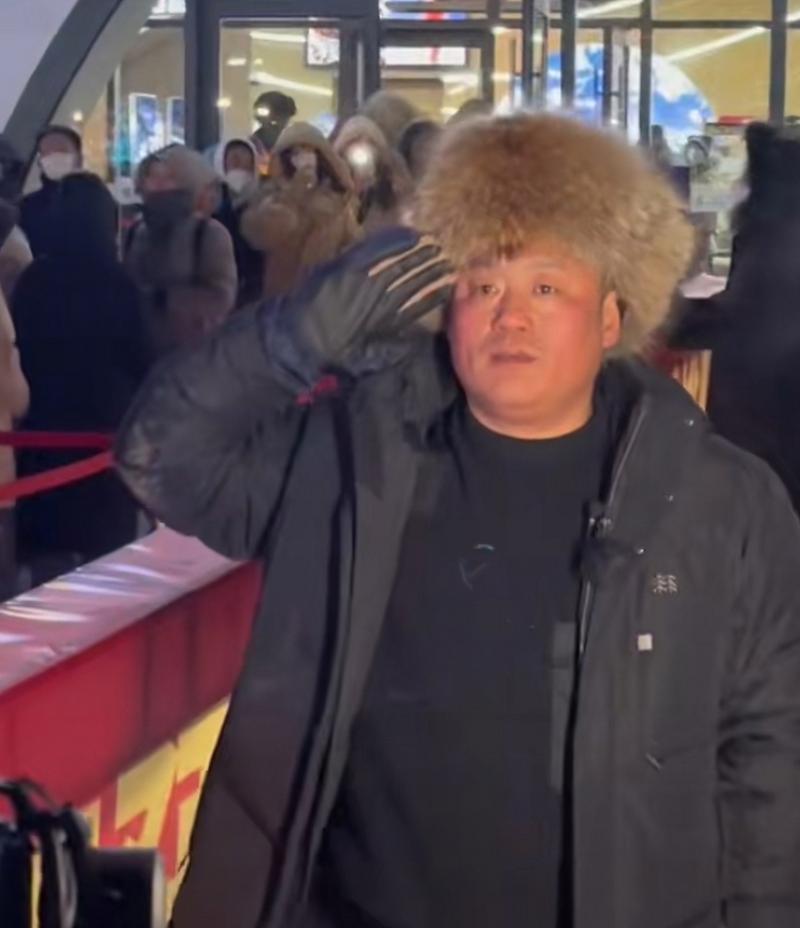 2026年1月22日，哈尔滨冰雪大世界零下28度的寒夜里，宋晓峰再次以“保安”身