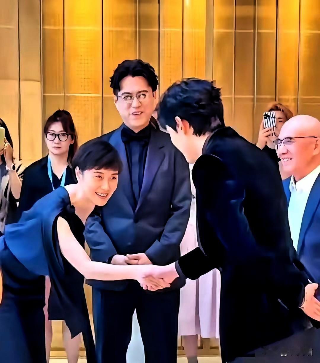 吴越那深深一鞠躬，看得我心里一暖又一震。好多人嚼舌根，说她咖位够高，对晚辈