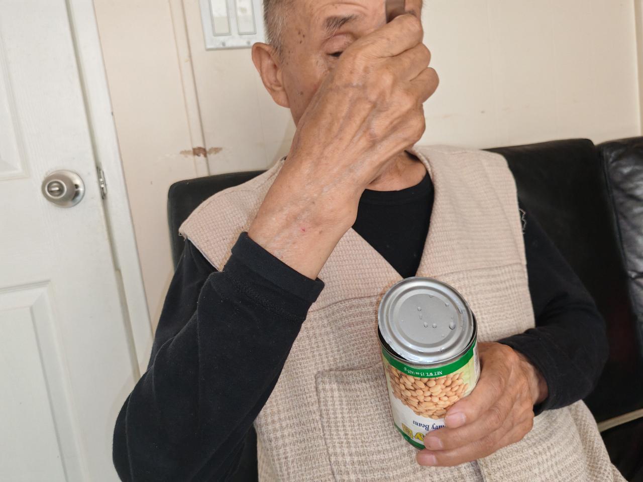 晚上临睡前，我让老伴把内裤脱了给他洗了！平时给老伴洗内裤，他都在卫生间陪着我