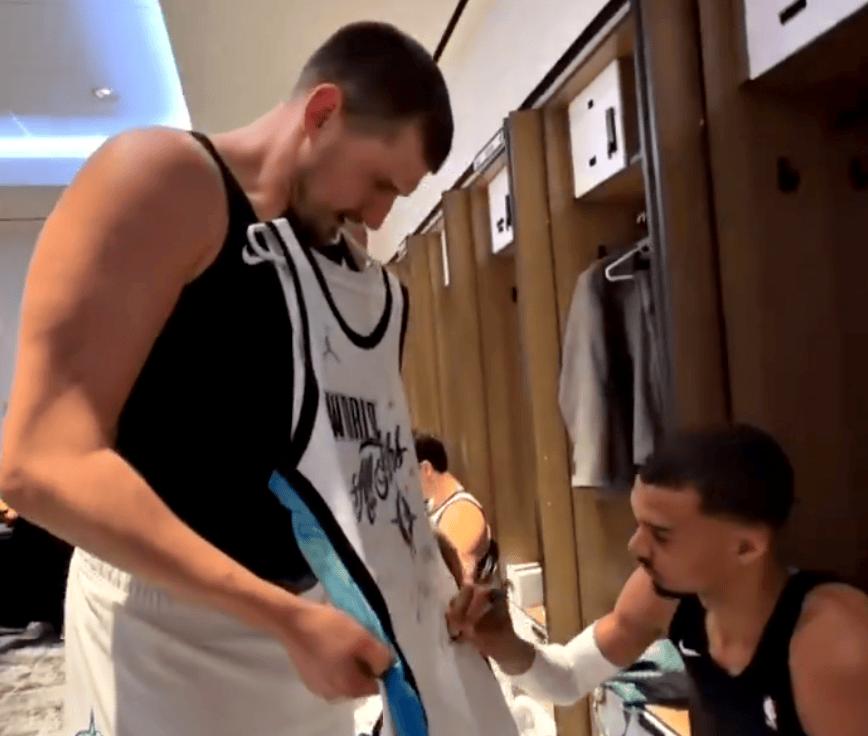 约基奇索要文班签名战袍，虔诚得像个追星族，但象征意义深远。这次全明星比赛，约