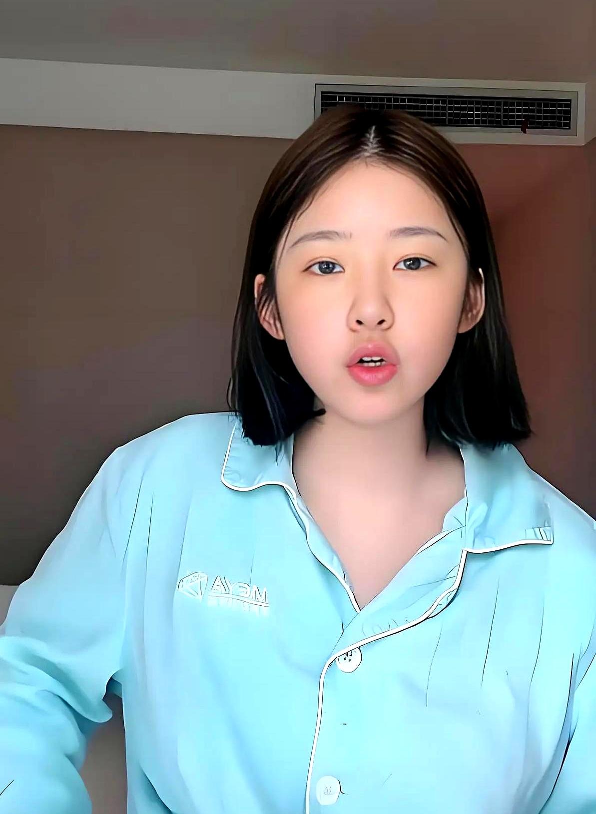 你说网上有人呛黄一鸣“王思聪不要你了”，她咋回的？直接怼回去“王思聪是你爹啊你