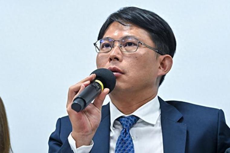 黄国昌睁着眼睛说瞎话！黄国昌这人真有意思岳父经商的事被翻出来说法前后不