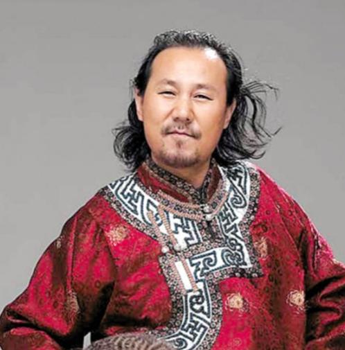 2000年，腾格尔在内蒙古的5家高档酒楼，一夜之间全部关停歇业。曾是内蒙古知