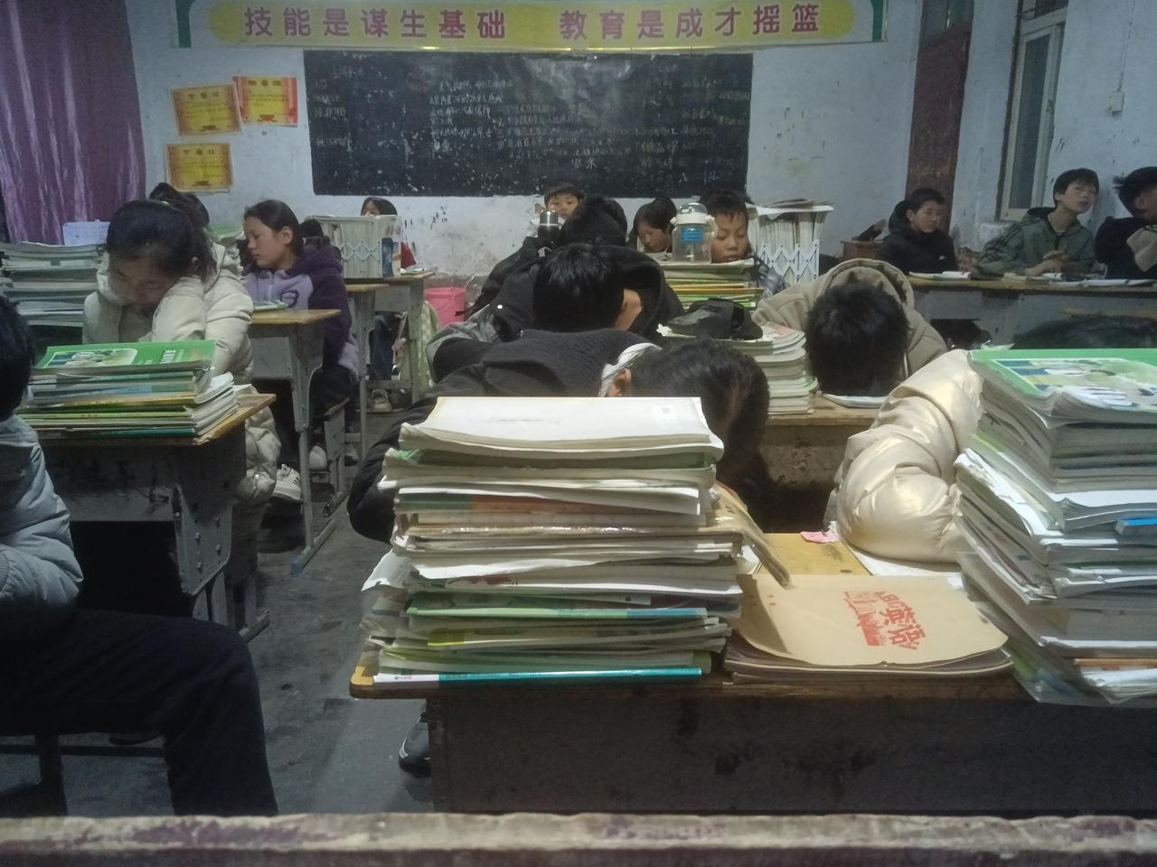 农村教育已经成为了无人问津的领域，很多学生上课就像放羊一般，学不到任何东西，也不