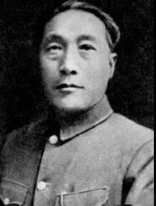 他是第一位起义的国民党高级将领，是他把卖国贼石友三活埋的，毛主席也夸赞说：“树勋