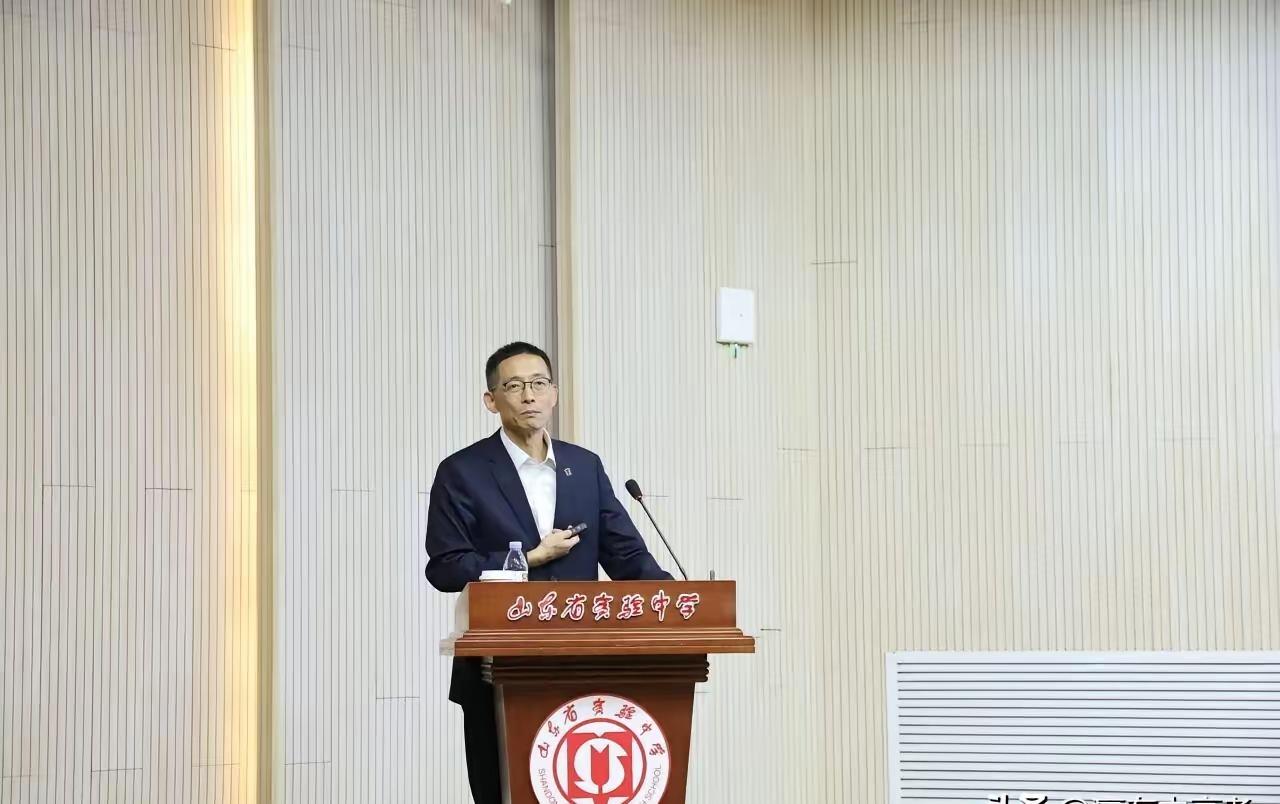 施一公来山东省实验中学了。有消息说最快2026年西湖大学要在山东招生，有可能招2