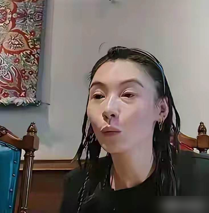 张柏芝在悉尼超市被拍了，素颜，刚睡醒那种。镜头怼脸，皱纹清清楚楚。一堆人喊女神垮了，可你再仔细看看那