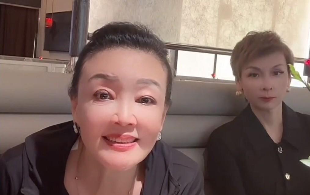 不愧是“战兰”啊昨天刚直播完在后厨里督查卫生以及其他细节部署，今天一大早张兰又