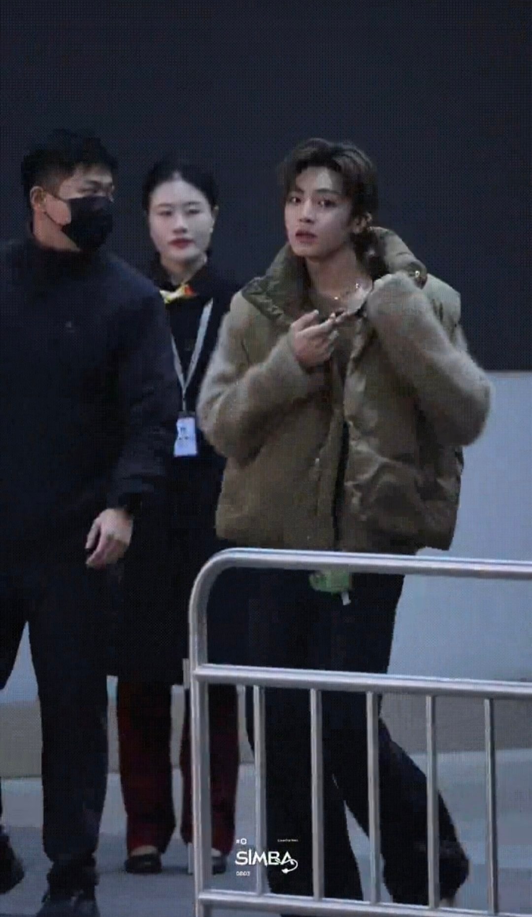 侯明昊假动作溜私生侯明昊用行动告诉了所有人什么叫做“爱与打扰的界限”。在摆脱令人