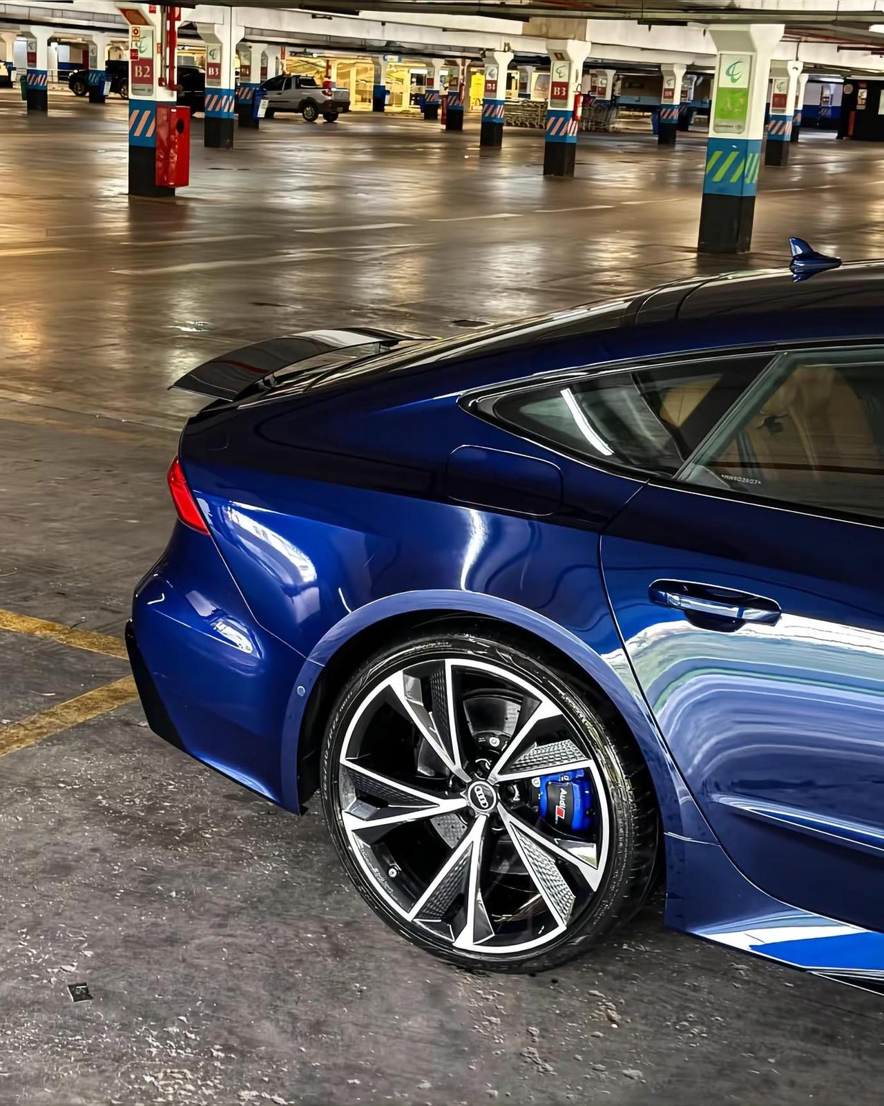 C8RS7。太凶了..奥迪quattro奥迪rs7性能车