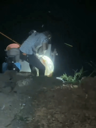 真是一晚上白忙活了！一位大哥在水库钓鱼，他守了整整一夜没合眼？终于在凌晨时分