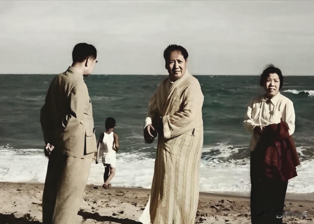 1954年夏天，毛主席在北戴河游泳，周总理有事情向主席汇报，但是他不会游泳，只能