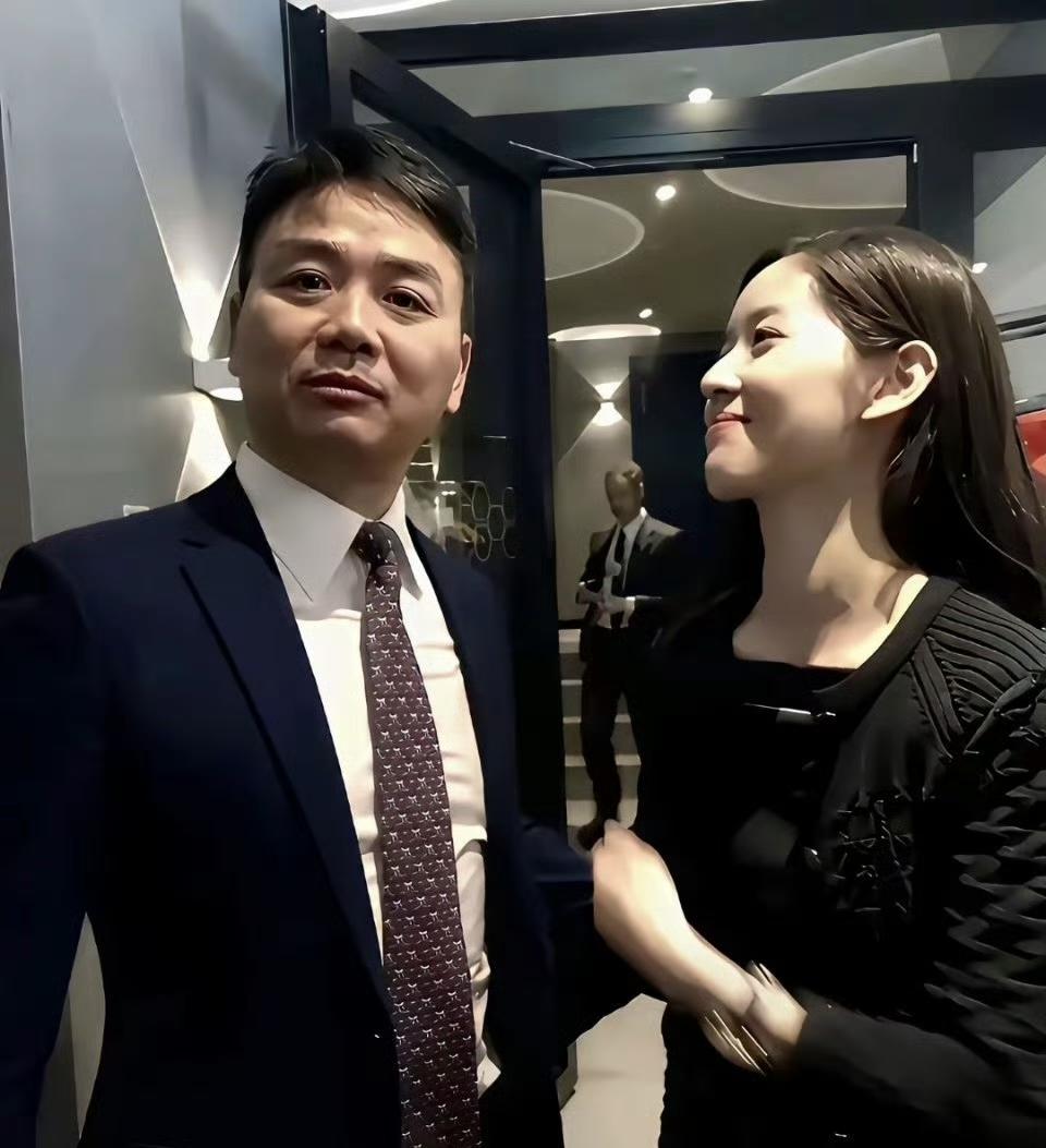 刘强东与章泽天的旧照，夫妻俩一起参加活动时的画面。刘强东西装革履，坚强与自信