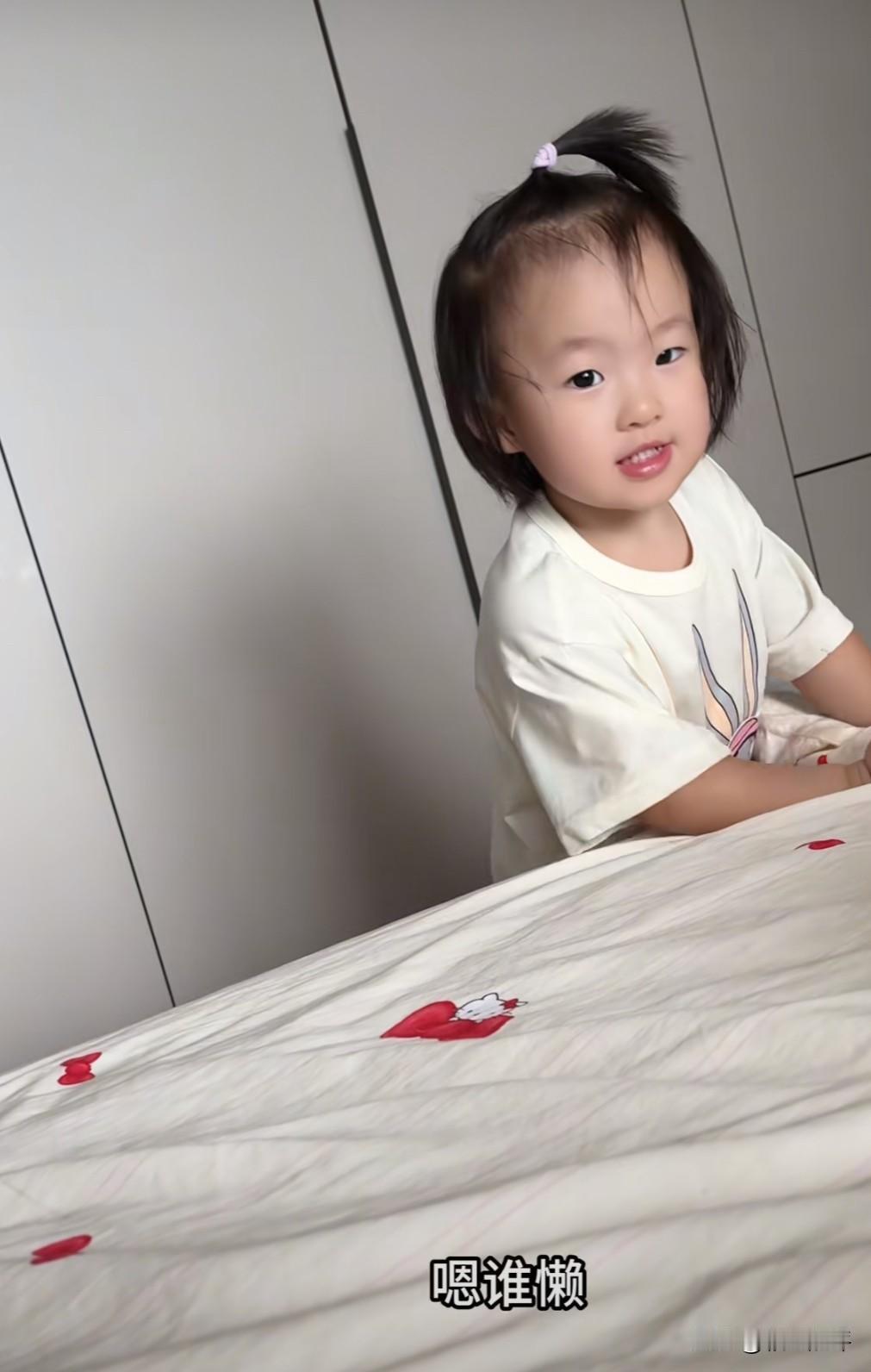 今天，黄一鸣更新了一段关于闪闪的视频。早上，闪闪起得很早，黄一鸣和她妈妈还在