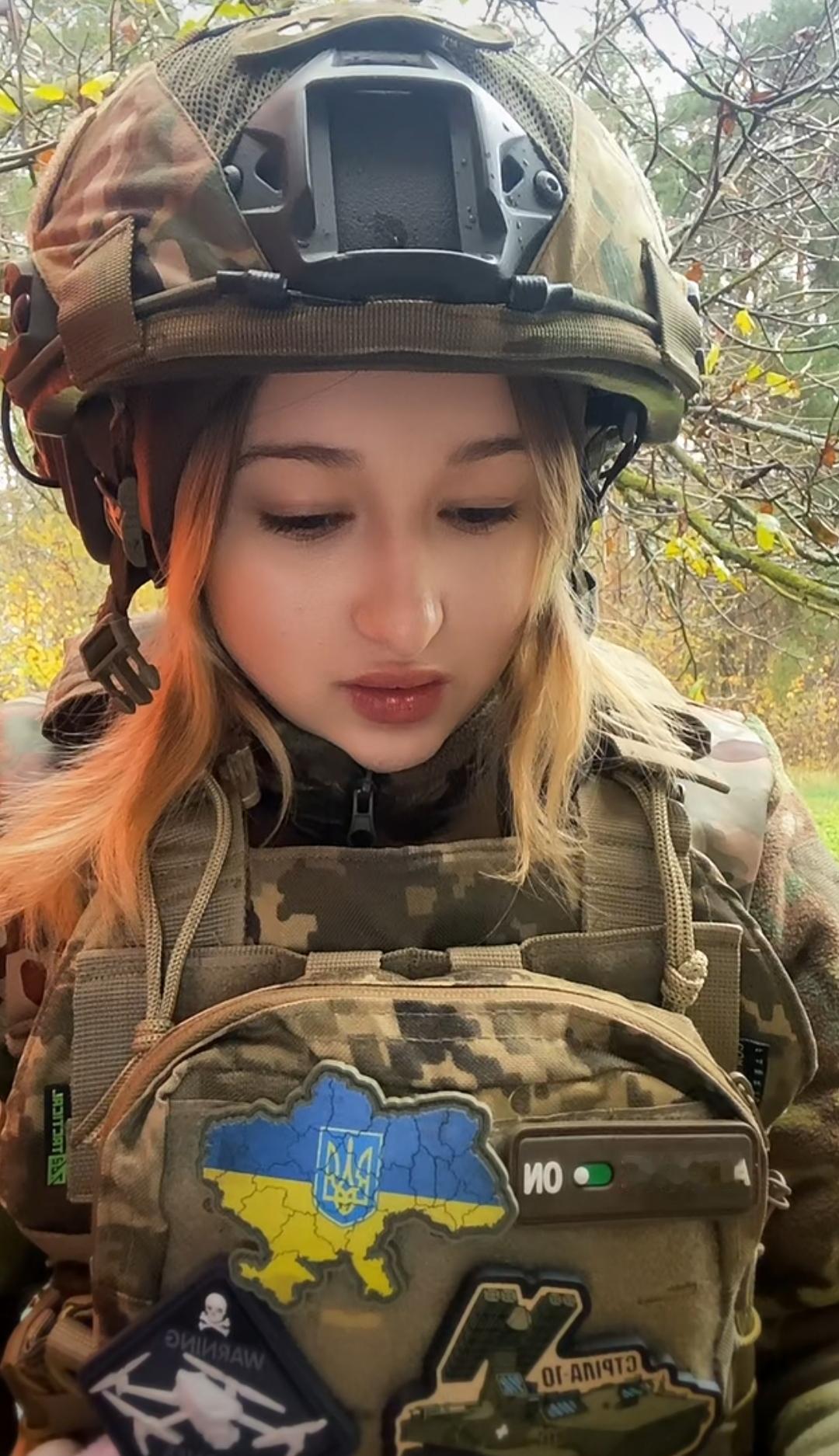 刚刚刷到了一个乌克兰女兵的视频，她拿着两个手机，在野外开直播！背后是一片密林