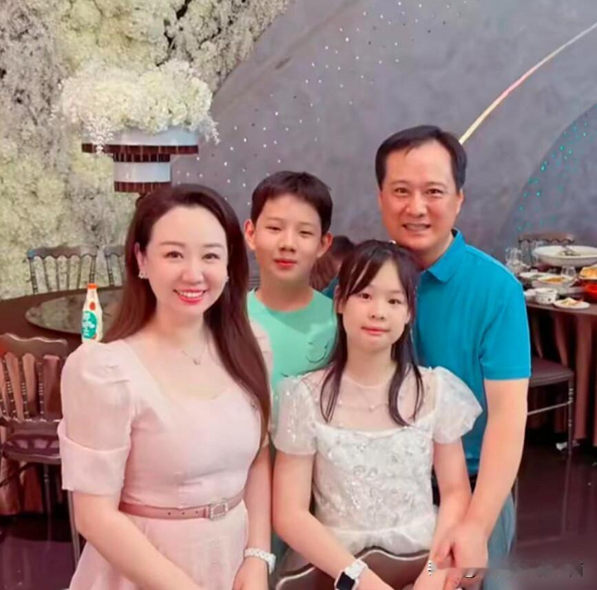 一晃眼童星关凌都44岁了，她个子上吃了亏，不到160是有点娇小，但她的人生幸福美